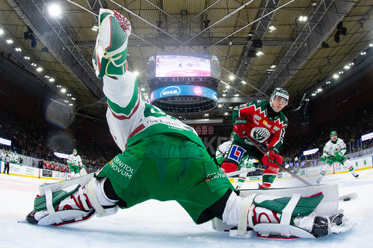 Rögles målvakt Christoffer Rifalk räddar ett friläge