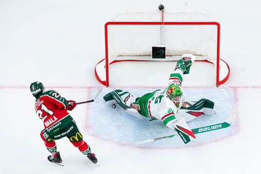 Rögles målvakt Christoffer Rifalk räddar ett friläge