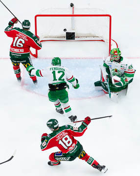 Frölundas Linus Öberg skjuter 3-0 i mål bakom Rögles
