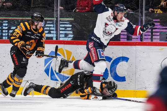 Linköpings Lance Bouma i en situation med Skellefteås Tim