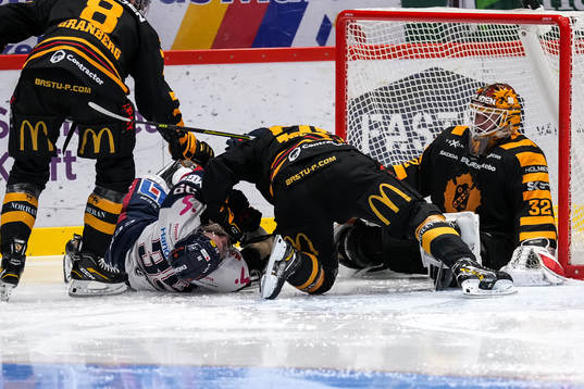 Linköpings Ty Rattie mot Skellefteås målvakt Linus