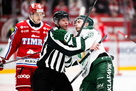 Färjestads Oscar Lawner och domaren