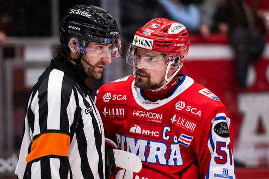 Timrås Anton Lander i samtal med domaren