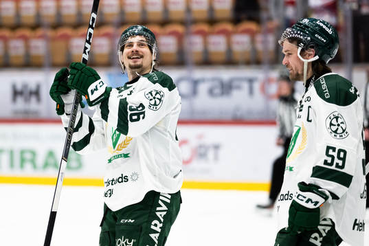 Färjestads David Tomasek jublar