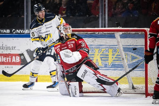 HV71s Oscar Fisker Molgaard gör 0-1 bakom Luleås målvakt