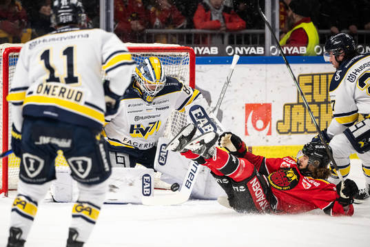 HV71s Frederik Dichow mot Luleås Juhani Tyrväinen och