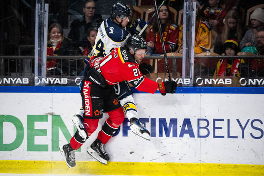 HV71s Hugo Fransson och Luleås Juhani Tyrväinen