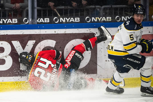 Luleås Brendan Shinnimin och HV71s Victor Sjöholm