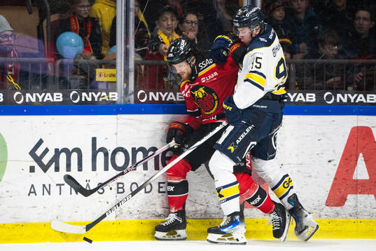 Luleås Brendan Shinnimin och HV71s Herman Träff