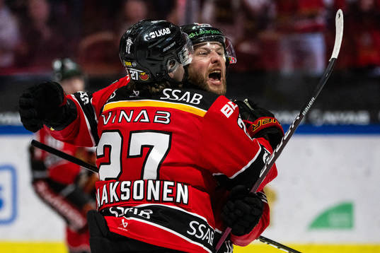 Luleås Oskari Laaksonen och Linus Omark jublar