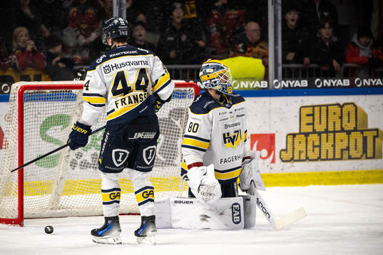 HV71s Hugo Fransson och Frederik Dichow deppar