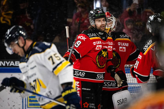 Luleås Pontus Själin jublar med målvakt Matteus Ward