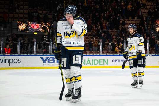HV71s Tommi Tikka och Mattias Tedenby deppar
