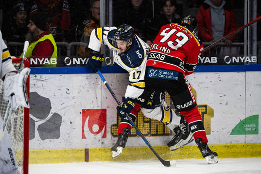 HV71s Isac Brännström och Luleås Oscar Eklind