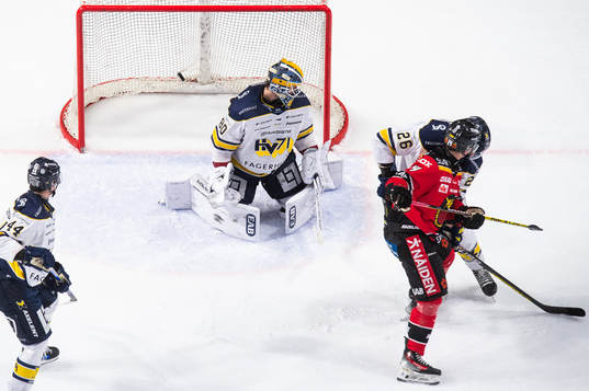 Luleås Jonas Berglund styr in 2-1 bakom HV71s målvakt