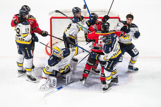 Stökigt framfötr HV71s målvakt Frederik Dichow