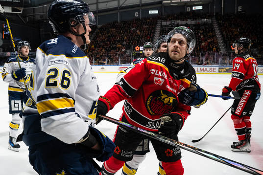 HV71s Tommi Tikka och Luleås Juhani Tyrväinen