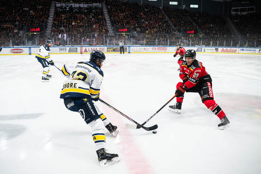 HV71s Nicholas Shore och Luleås Erik Gustafsson