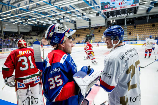 Oskarshamns målvakt Emil Kruse och Austin Wagner