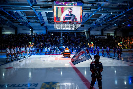 Hyllningsceremoni för Mai Lindén