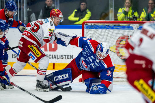 MoDos Mikkel Aagaard och Oskarshamns målvakt Emil Kruse
