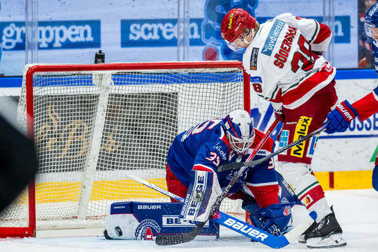 Oskarshamns målvakt Emil Kruse och MoDos Johan Södergran