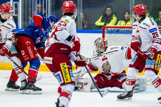 Oskarshamns Ahti Oksanen och MoDos målvakt Lassi Lehtinen