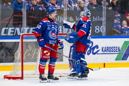 Oskarshamns Oscar Engsund och målvakt Emil Kruse deppar