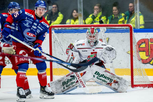 Oskarshamns Nick Olesen och MoDos målvakt Lassi Lehtinen