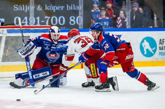 Oskarshamns målvakt Emil Kruse och MoDos Johan Södergran