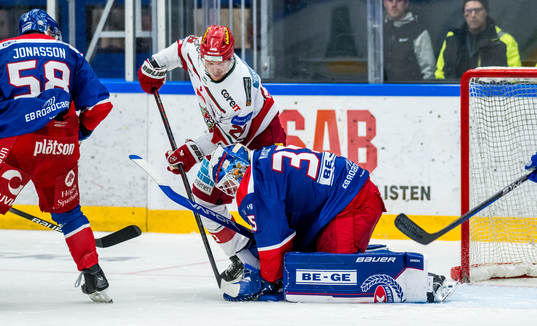 MoDos Mikkel Aagaard och Oskarshamns målvakt Emil Kruse