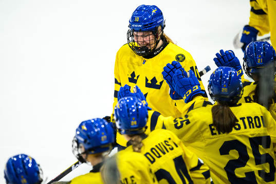 Linnea Natt och Dag of Sweden celebrates