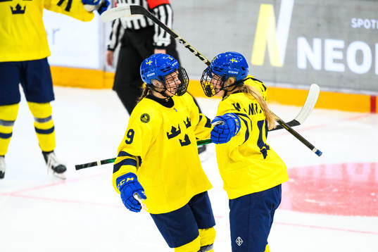 Linnea Natt och Dag of Sweden celebrates