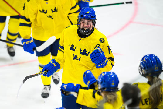 Linnea Natt och Dag of Sweden celebrates