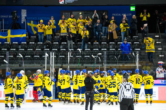 Players of Sweden thanks the audience