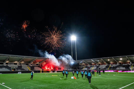 Fyrverkerier och pyroteknik när spelarna gör entré