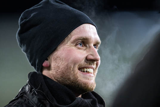 Adam Lundkvist etfer en gemensam fotbollsträning med