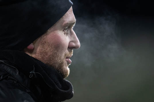 Adam Lundkvist etfer en gemensam fotbollsträning med