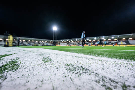 Snö bredvid planen