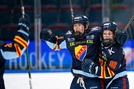 Djurgårdens Anneke Linser och Madeline Posick jublar