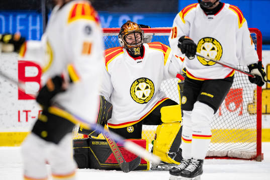 Brynäs målvakt Klara Peslarova deppar