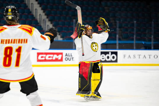 Brynäs målvakt Klara Peslarova jublar