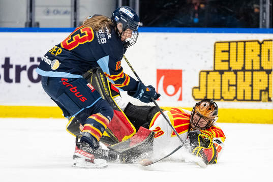 Brynäs målvakt Klara Peslarova med
