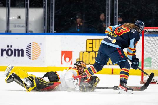 Brynäs målvakt Klara Peslarova med