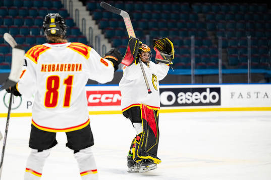 Brynäs målvakt Klara Peslarova jublar