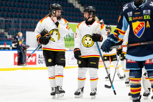 Brynäs Hanna Thuvik och Maja Nylen-Persson jublar