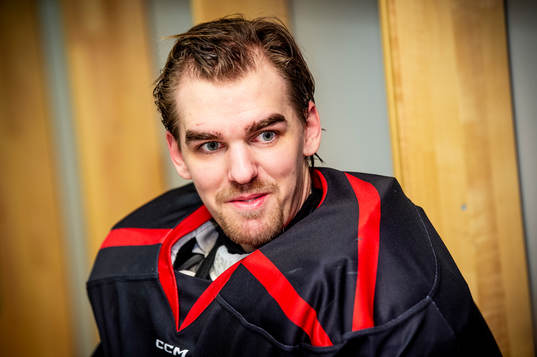Målvakt Adam Werner med sin specialhjälm som han skänker