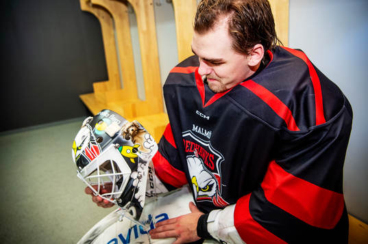 Målvakt Adam Werner med sin specialhjälm som han skänker