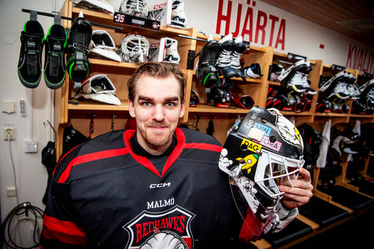 Målvakt Adam Werner med sin specialhjälm som han skänker