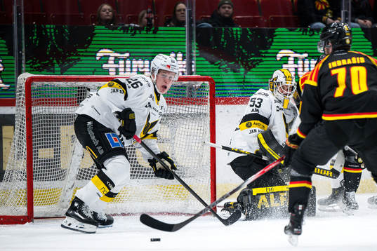 Västerås Elias Pettersson och målvakt Niilo Halonen